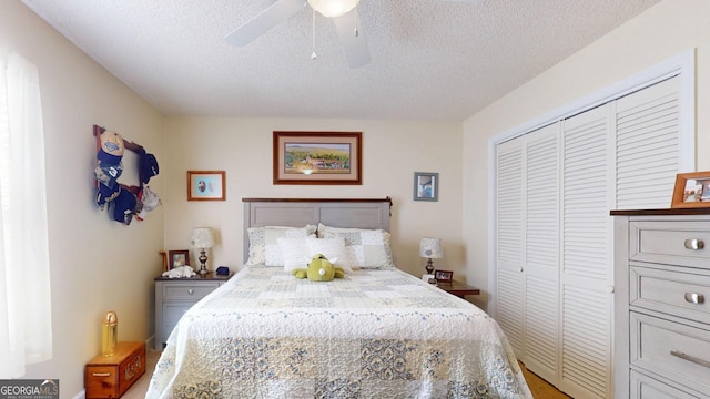 bedroom featuring a closet, a textured ceiling, and ceiling fan