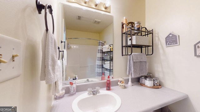 full bath with visible vents, curtained shower, and vanity