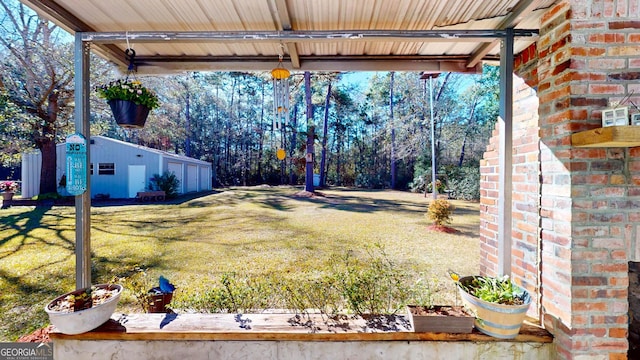 view of yard featuring an outdoor structure