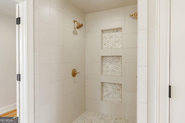 full bathroom featuring a tile shower