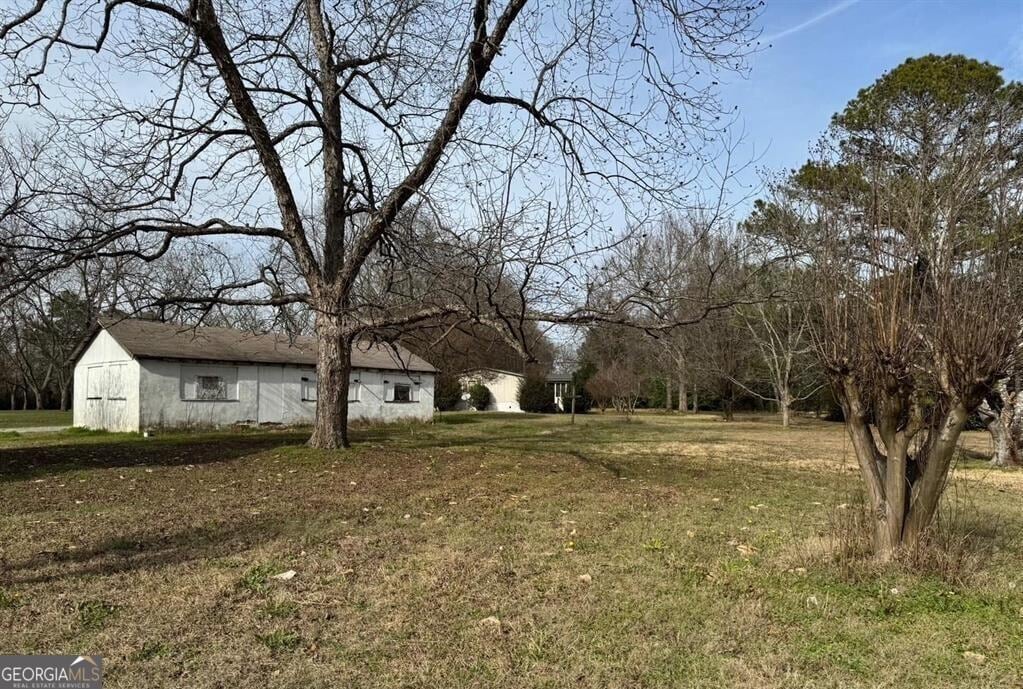 view of yard with an outbuilding