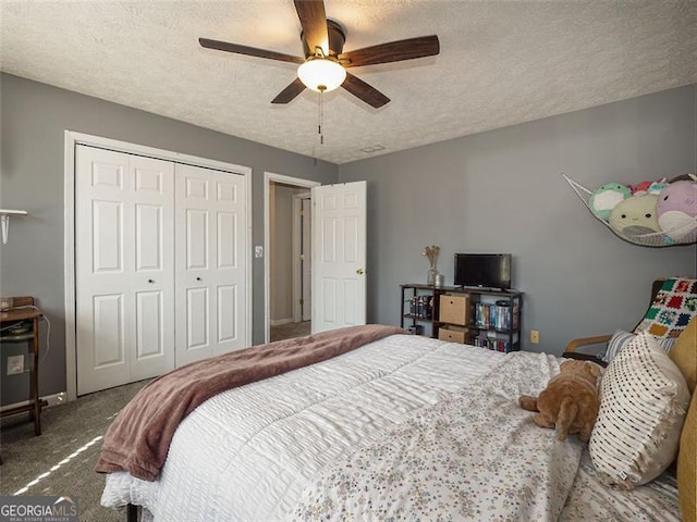 bedroom with baseboards, ceiling fan, a closet, a textured ceiling, and carpet flooring