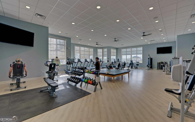 workout area with wood finished floors, visible vents, baseboards, recessed lighting, and ceiling fan