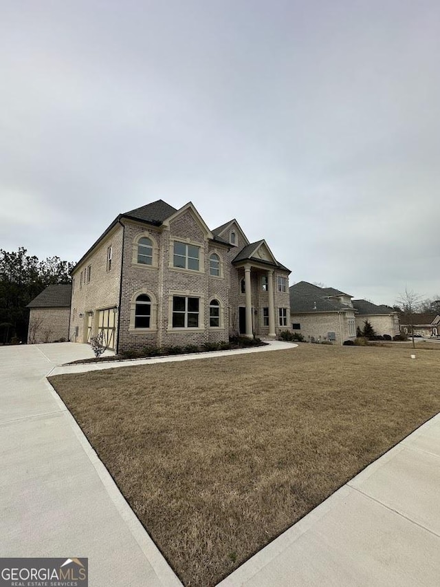 view of front of home featuring a front lawn