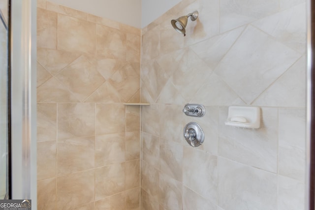 details featuring a tile shower