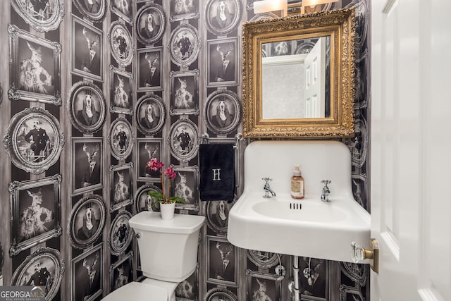 bathroom featuring a sink and toilet
