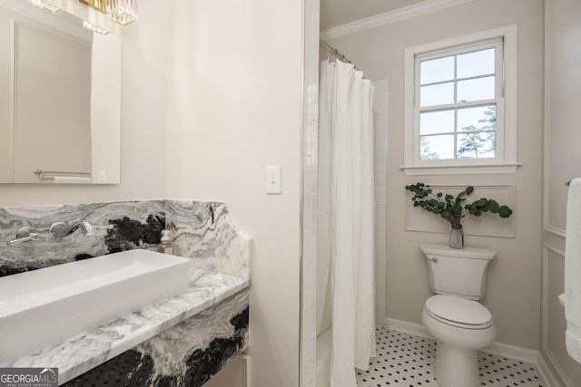 full bath with a notable chandelier, toilet, ornamental molding, a sink, and curtained shower