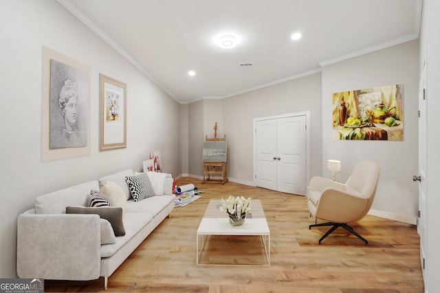 living area with visible vents, crown molding, baseboards, light wood-type flooring, and recessed lighting