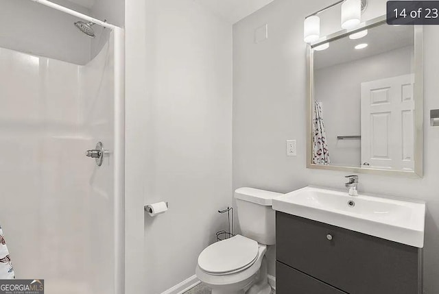 full bath with toilet, vanity, and a shower with curtain