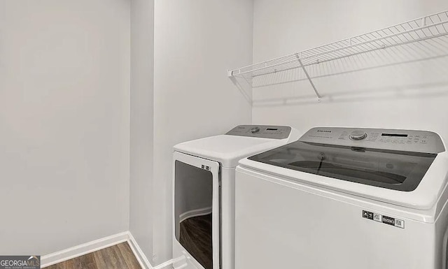 washroom with dark wood-style floors, laundry area, independent washer and dryer, and baseboards