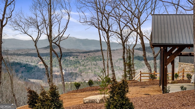 view of yard with a mountain view