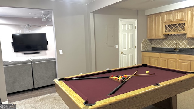 rec room with indoor wet bar, billiards, a ceiling fan, and a sink