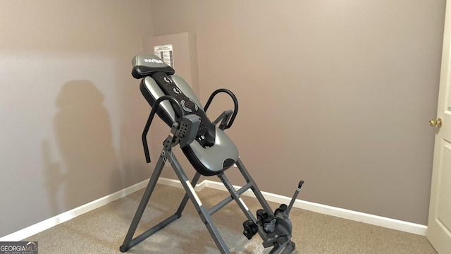 exercise room featuring baseboards