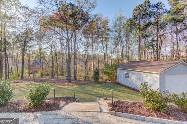 view of yard featuring a detached garage