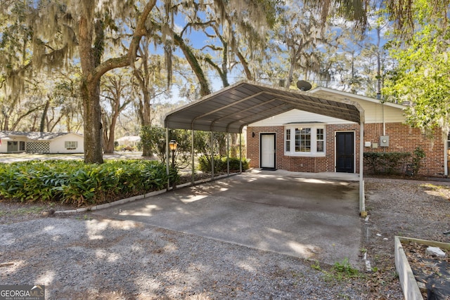 view of vehicle parking featuring a carport and gravel driveway