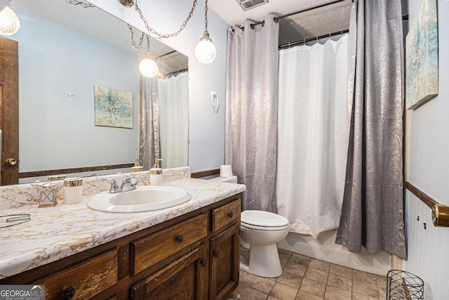 full bathroom featuring visible vents, toilet, curtained shower, and vanity