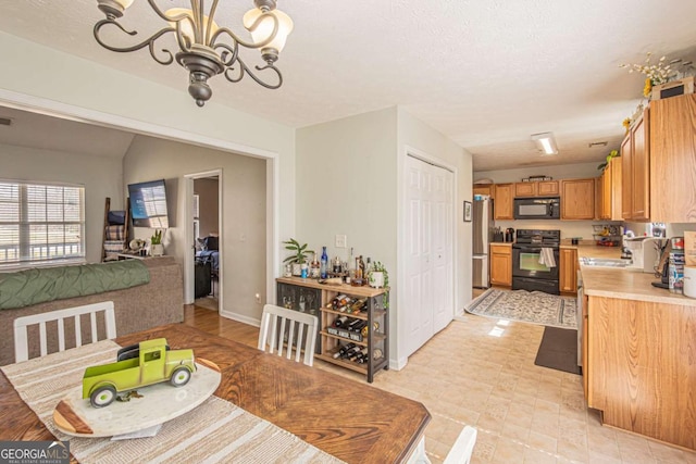 dining area featuring visible vents, baseboards, and an inviting chandelier