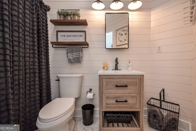 full bath featuring curtained shower, toilet, and vanity