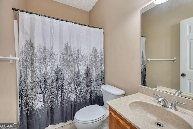 full bathroom featuring a shower with curtain, toilet, and vanity