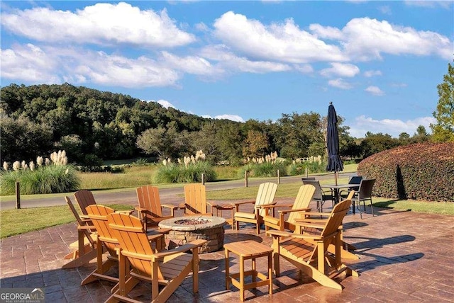 view of patio featuring a fire pit