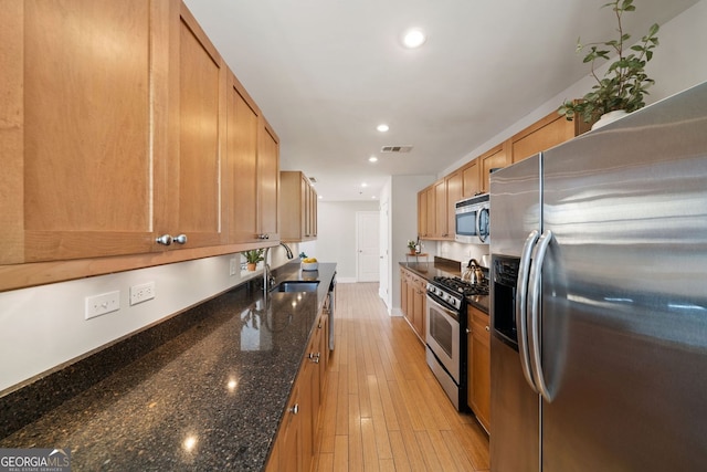 kitchen featuring visible vents, recessed lighting, a sink, light wood-style floors, and appliances with stainless steel finishes