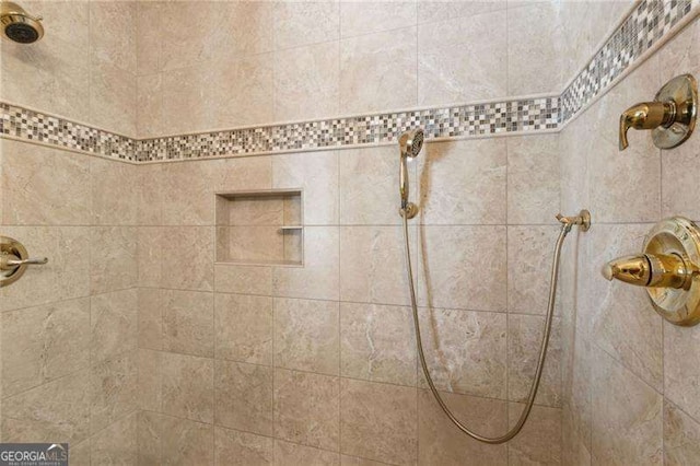 room details featuring a tile shower