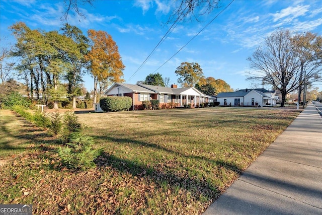 ranch-style house featuring a front yard