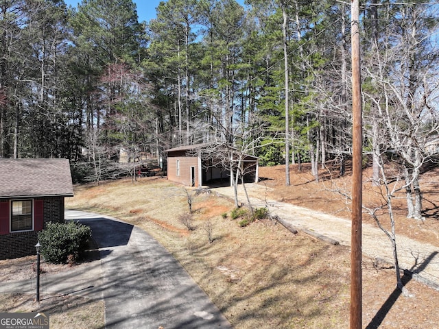 view of yard featuring an outbuilding