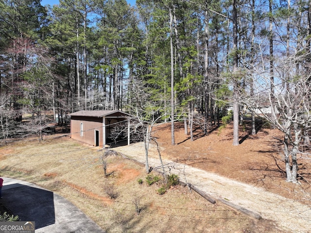 view of yard with an outbuilding