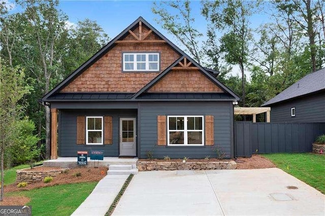 craftsman-style house featuring a patio and fence