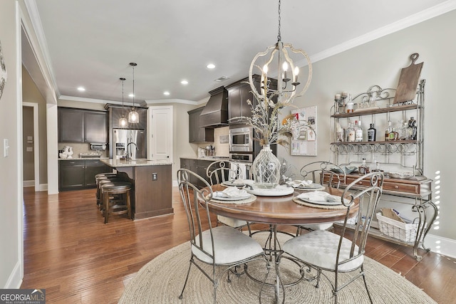 dining area with ornamental molding, dark wood-style floors, recessed lighting, an inviting chandelier, and baseboards