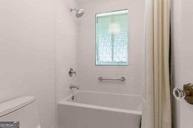 full bathroom featuring toilet and shower / tub combo