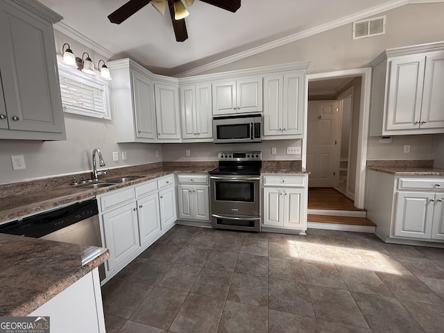 kitchen featuring visible vents, ornamental molding, a sink, stainless steel appliances, and ceiling fan