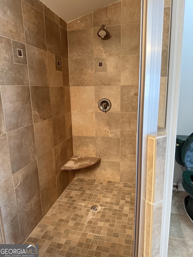 bathroom featuring a tile shower