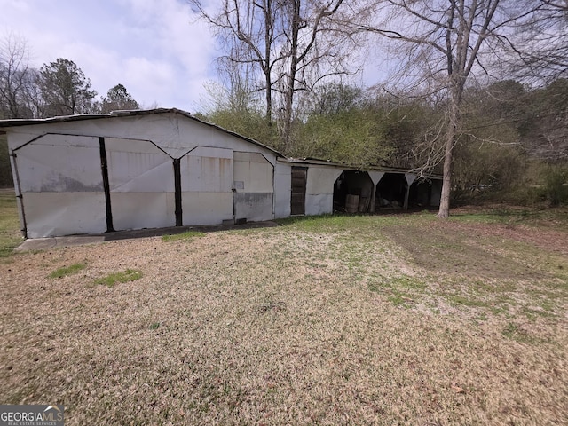 view of yard with an outbuilding