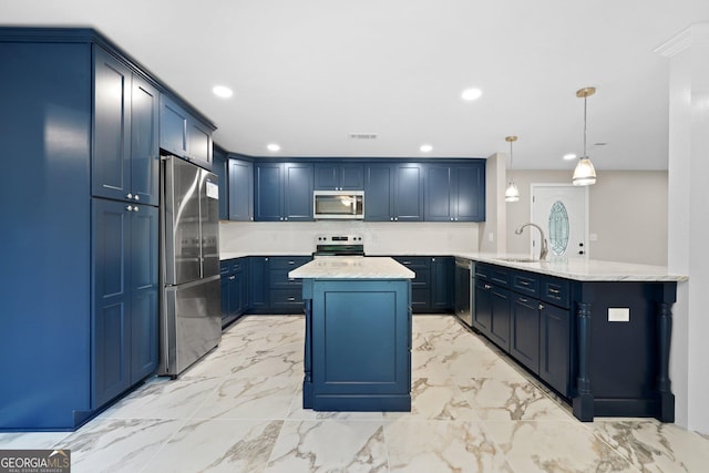 kitchen featuring stainless steel appliances, a peninsula, a sink, blue cabinets, and a kitchen island