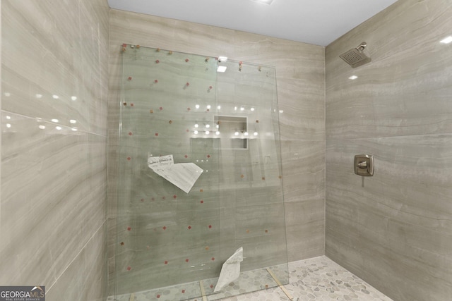 full bathroom featuring tiled shower