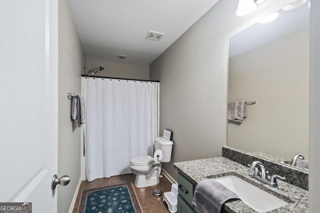 bathroom featuring visible vents, vanity, toilet, and a shower with shower curtain