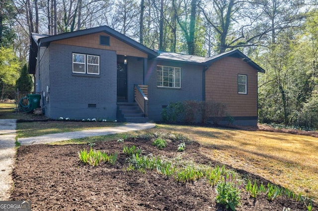 view of front of home featuring crawl space and a front lawn