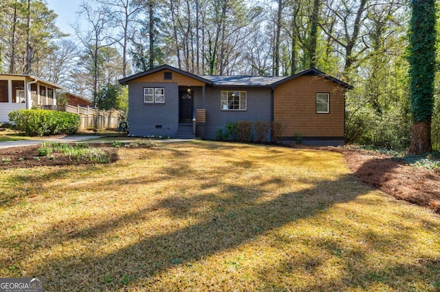 view of front of home featuring crawl space and a front lawn