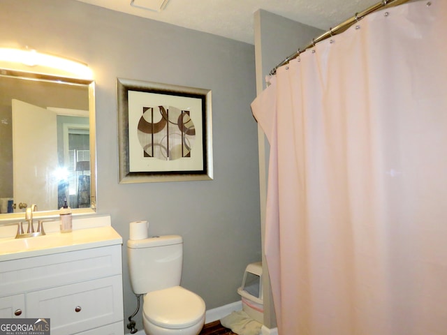 full bathroom featuring vanity, toilet, a shower with curtain, and baseboards