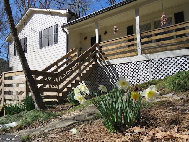 property entrance with covered porch