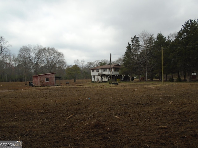 view of yard featuring a storage shed and an outdoor structure