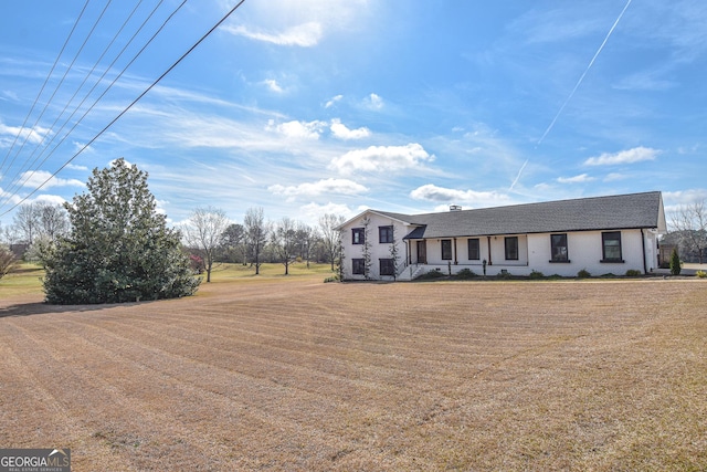 view of front of house featuring a front lawn