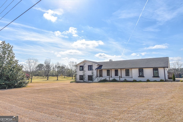 view of front of home featuring a front lawn