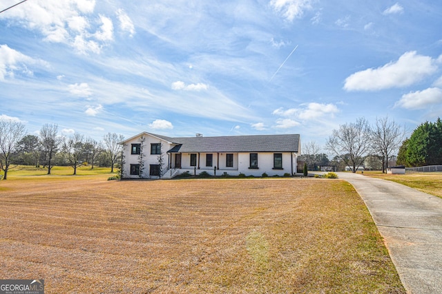 view of front of house with a front lawn