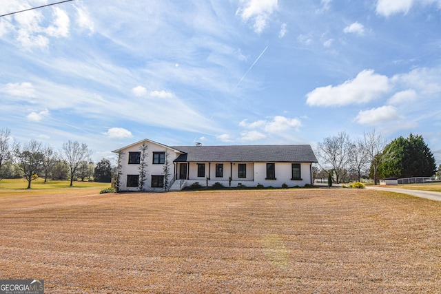 view of front of home featuring a front yard