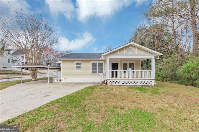 view of front facade featuring a porch, a carport, a front lawn, and driveway