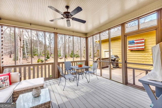 sunroom with ceiling fan