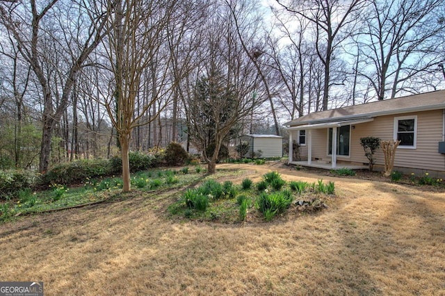 view of yard featuring an outbuilding